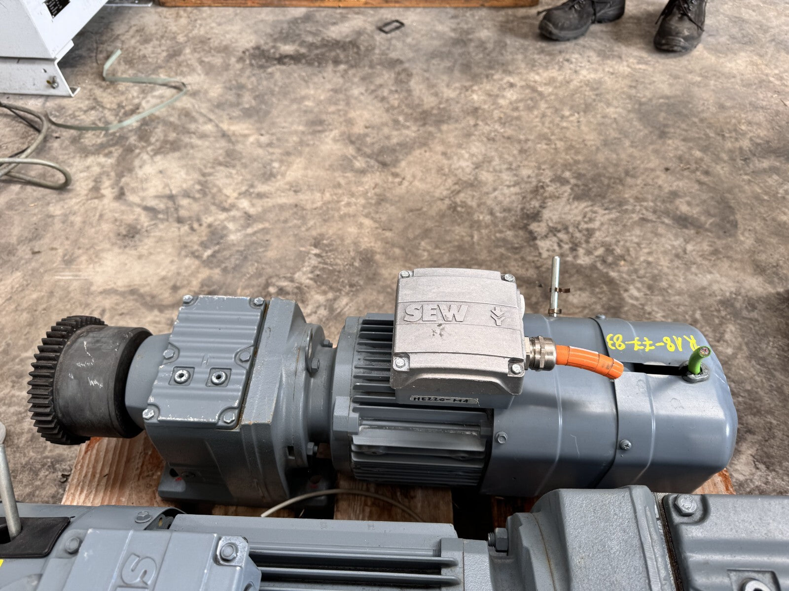 Sew	R57 dre90m4be2hr/isu/tf/es7s