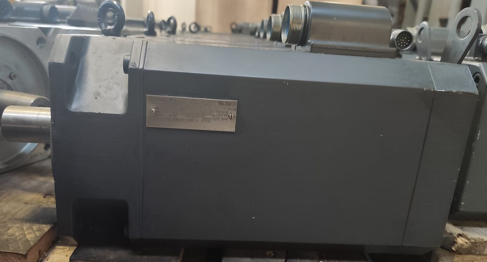 SIEMENS	3 BRUSHLESS SERVOMOTOR	1FT6105-8AB71-4EG1